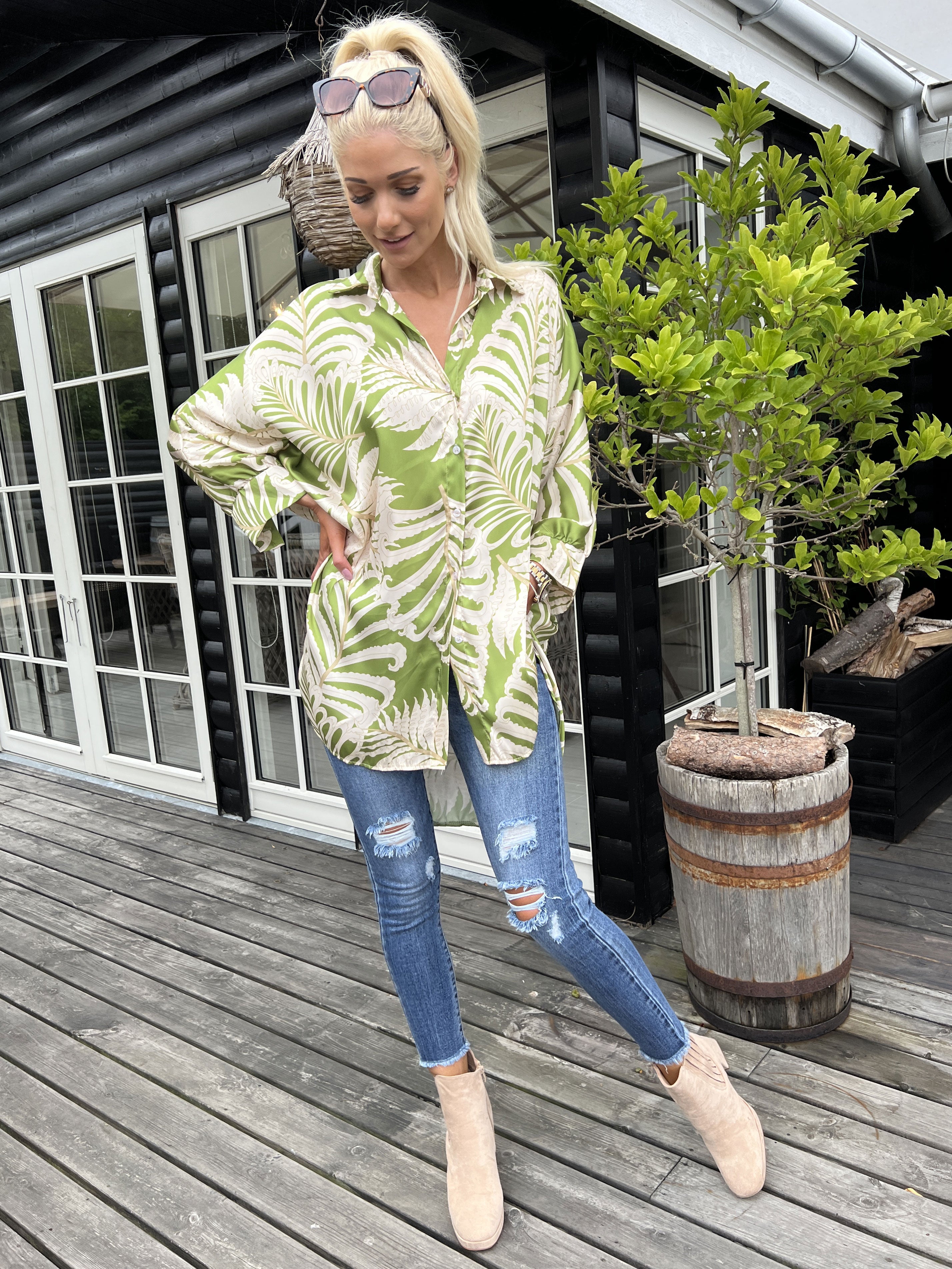 Wilma - Sød mønstret skjortekjole i silkelook